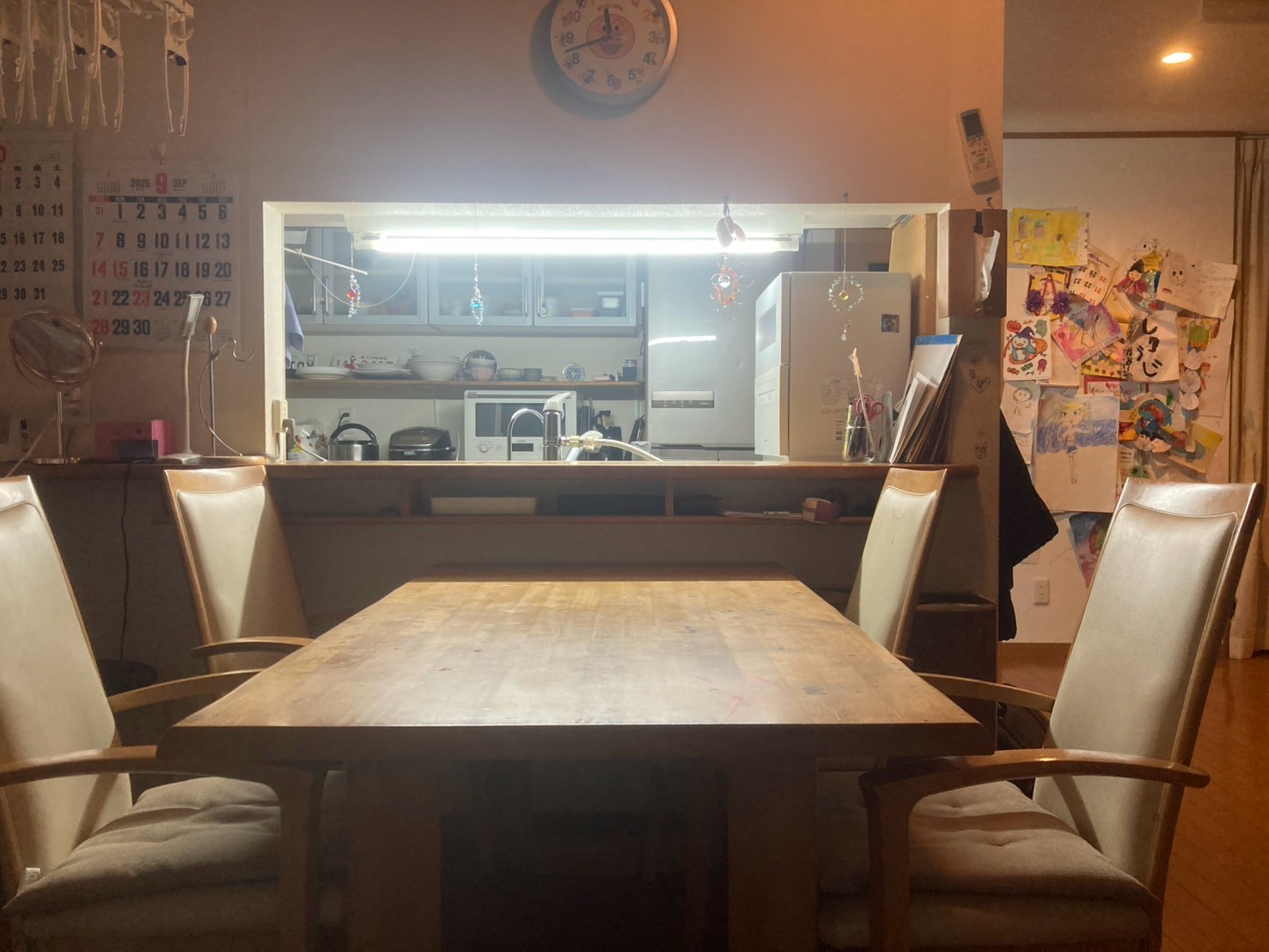 床とテーブルが空いた片付け後の部屋