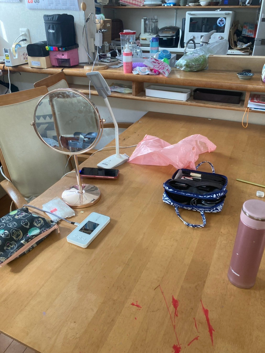 床とテーブルに物があふれていた片付け前の部屋