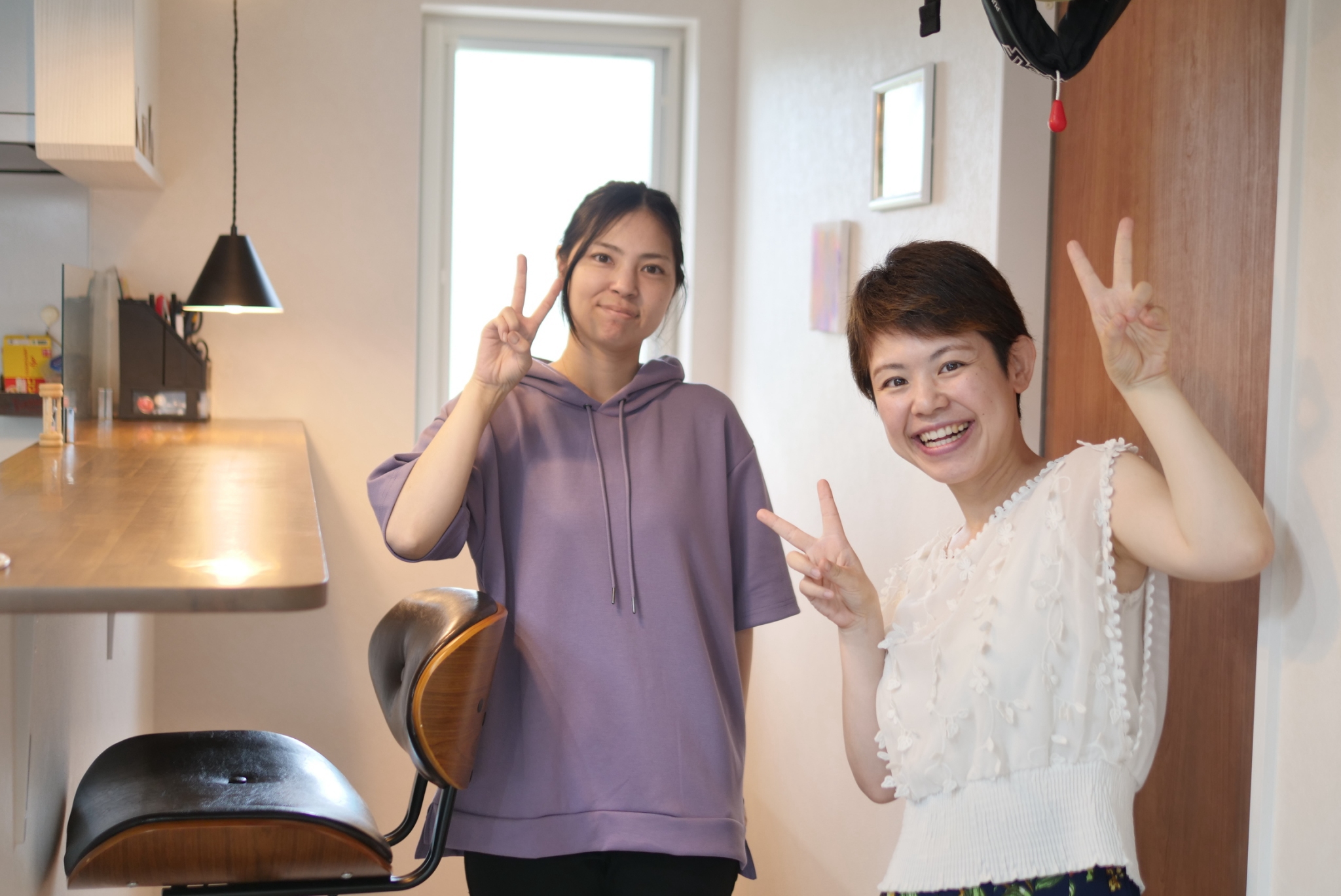 薄紫色のパーカーを着たまみさん